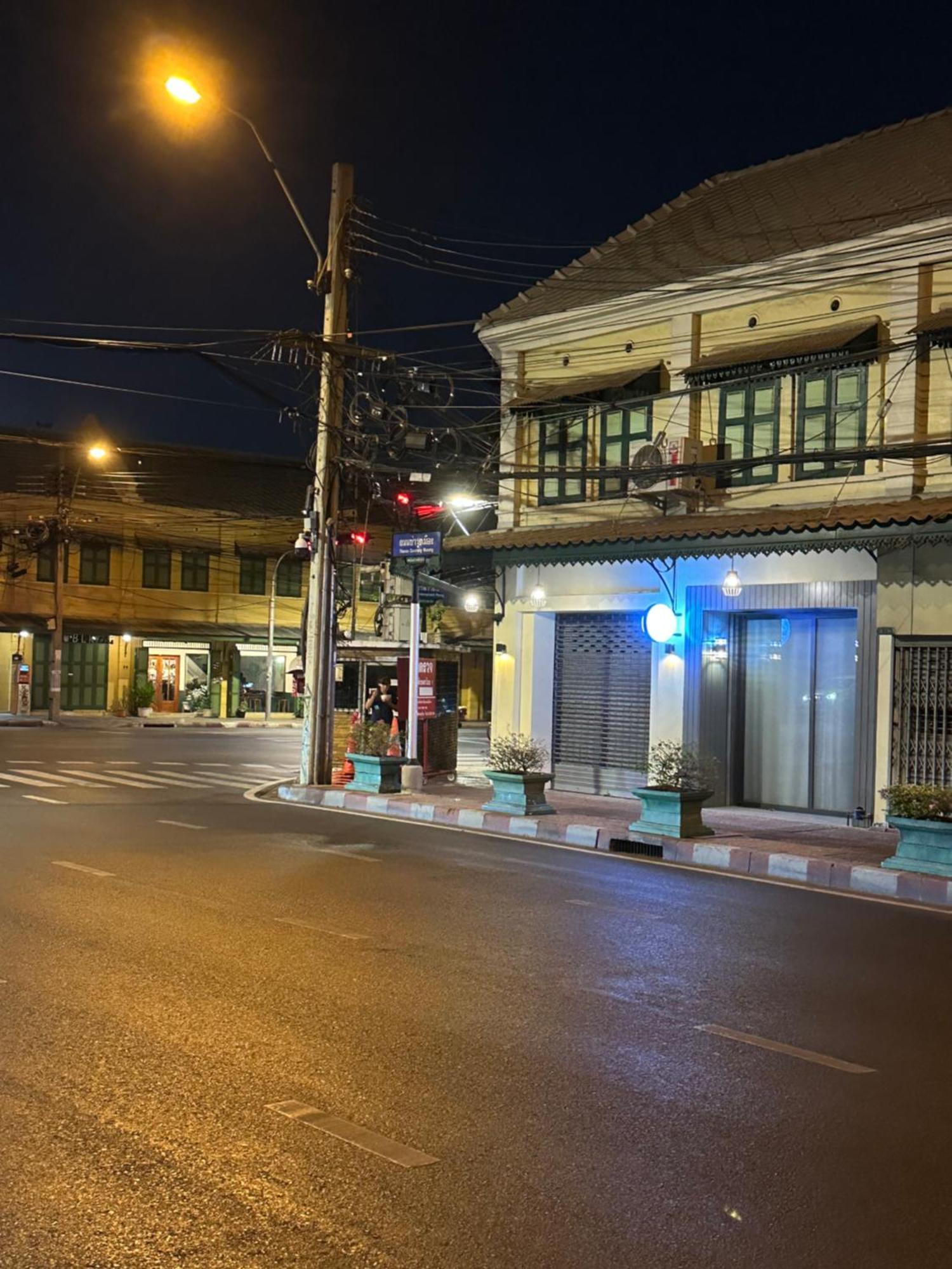 Victory Place Bangkok Esterno foto